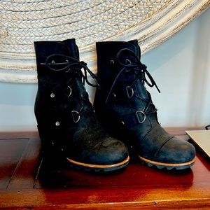Sorel black leather boots wedge Joan of Arc